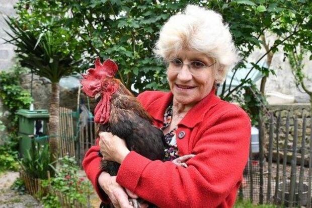 Corinne Fesseau tiene en brazos al héroe: el gallo Maurice