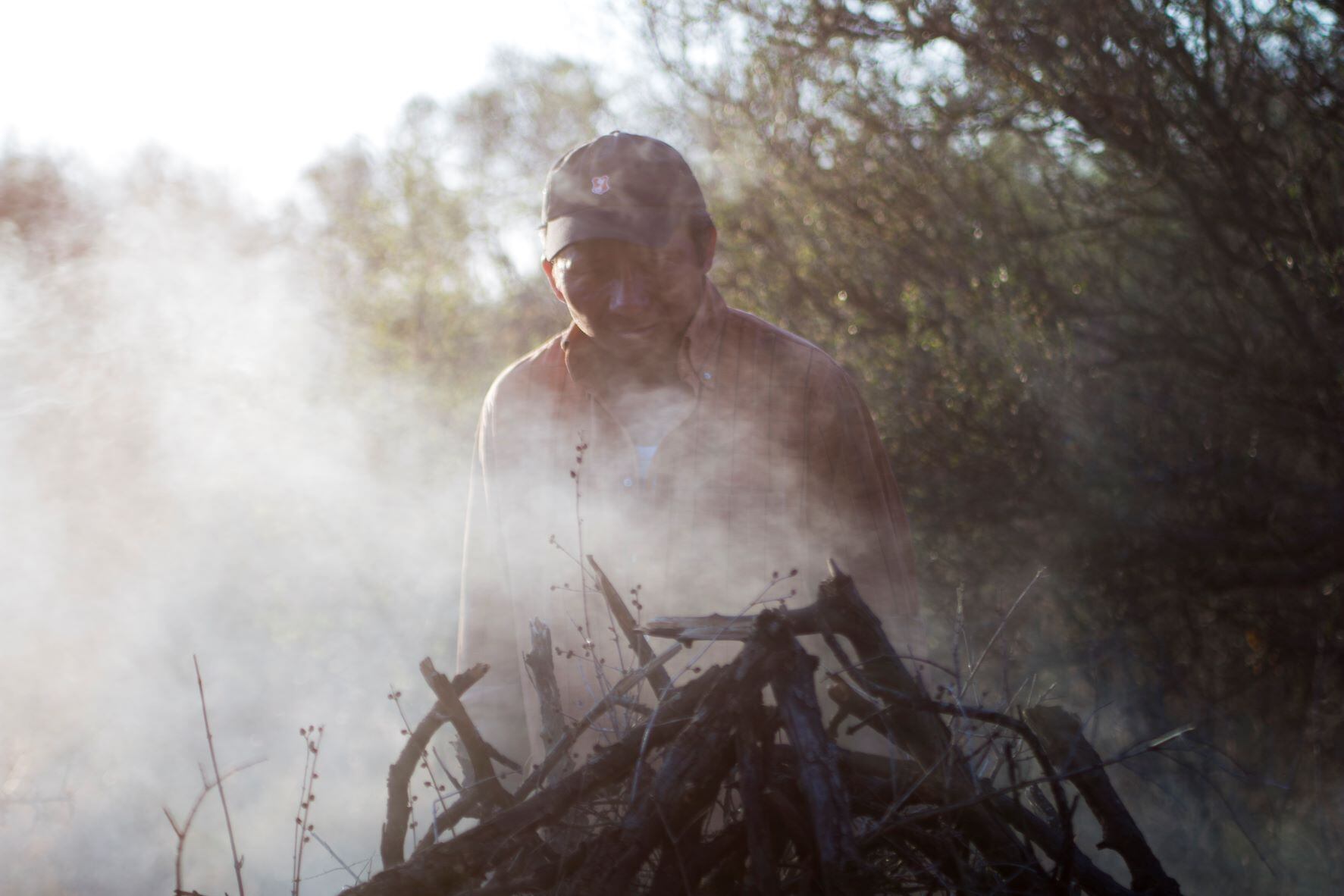 El dueño del campo le pide a uno de sus trabajadores que le prenda fuego a la foresta. 