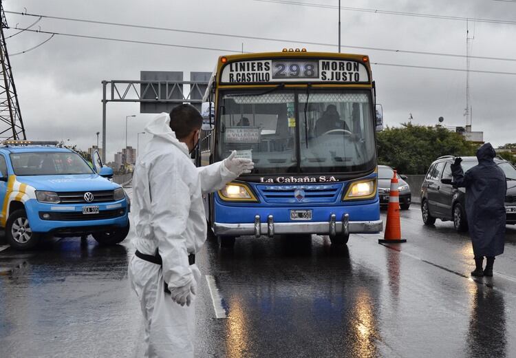 Control de tránsito en un acceso a la ciudad de Buenos Aires.