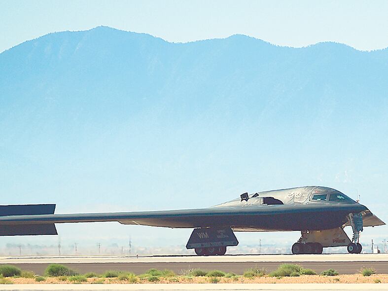 Foto del Departamento de Defensa de un bombardero B2 que participó del ataque en Libia.