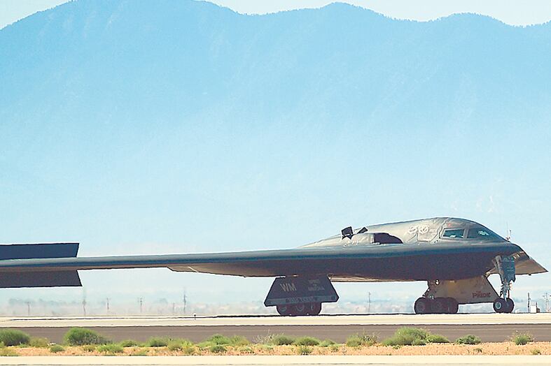 Foto del Departamento de Defensa de un bombardero B2 que participó del ataque en Libia.