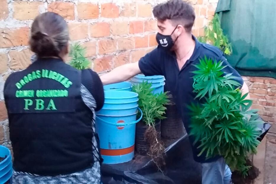 El operativo de las 20 detenciones y la sugerente casaca policial.