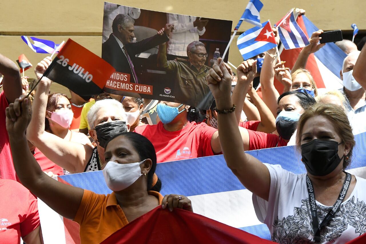 Trabajadores participan en una manifestación en apoyo a la Revolución cubana frente a la sede de la Central de Trabajadores de Cuba, en La Habana.