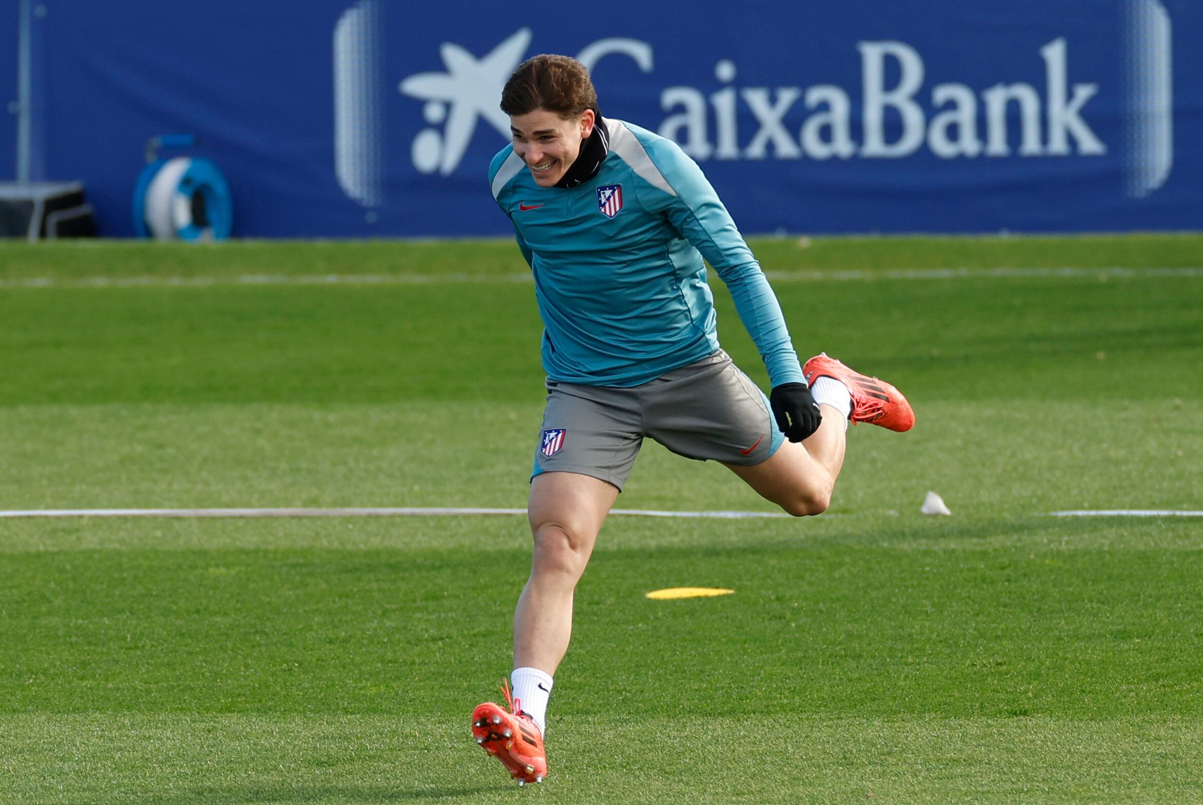 Julián Alvarez da cátedra de velocidad durante la práctica colchonera