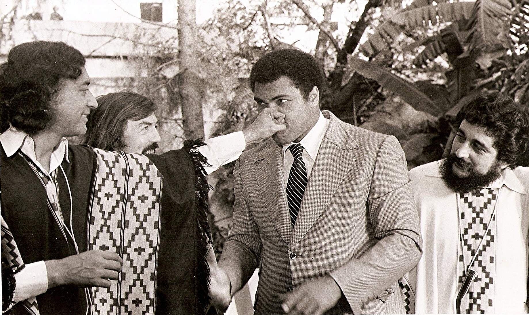 Los Andariegos junto a Muhammad Alí.