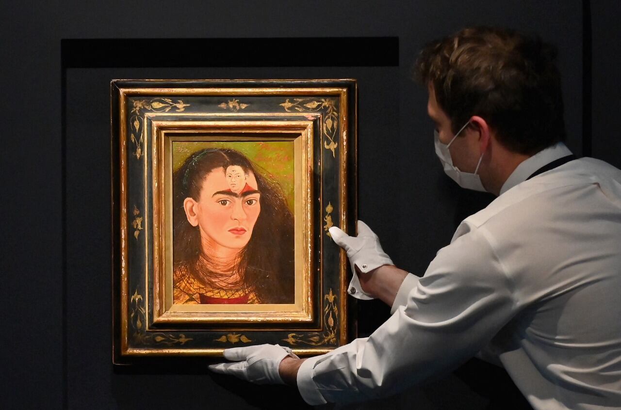 El autorretrato de Frida Kahlo que Constantini compró a un precio récord en una subasta en Sotheby's.