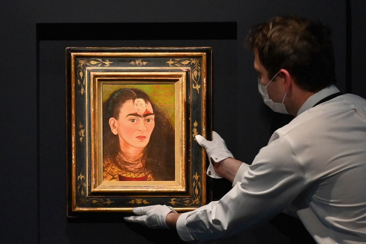 El autorretrato de Frida Kahlo que Constantini compró a un precio récord en una subasta en Sotheby's.