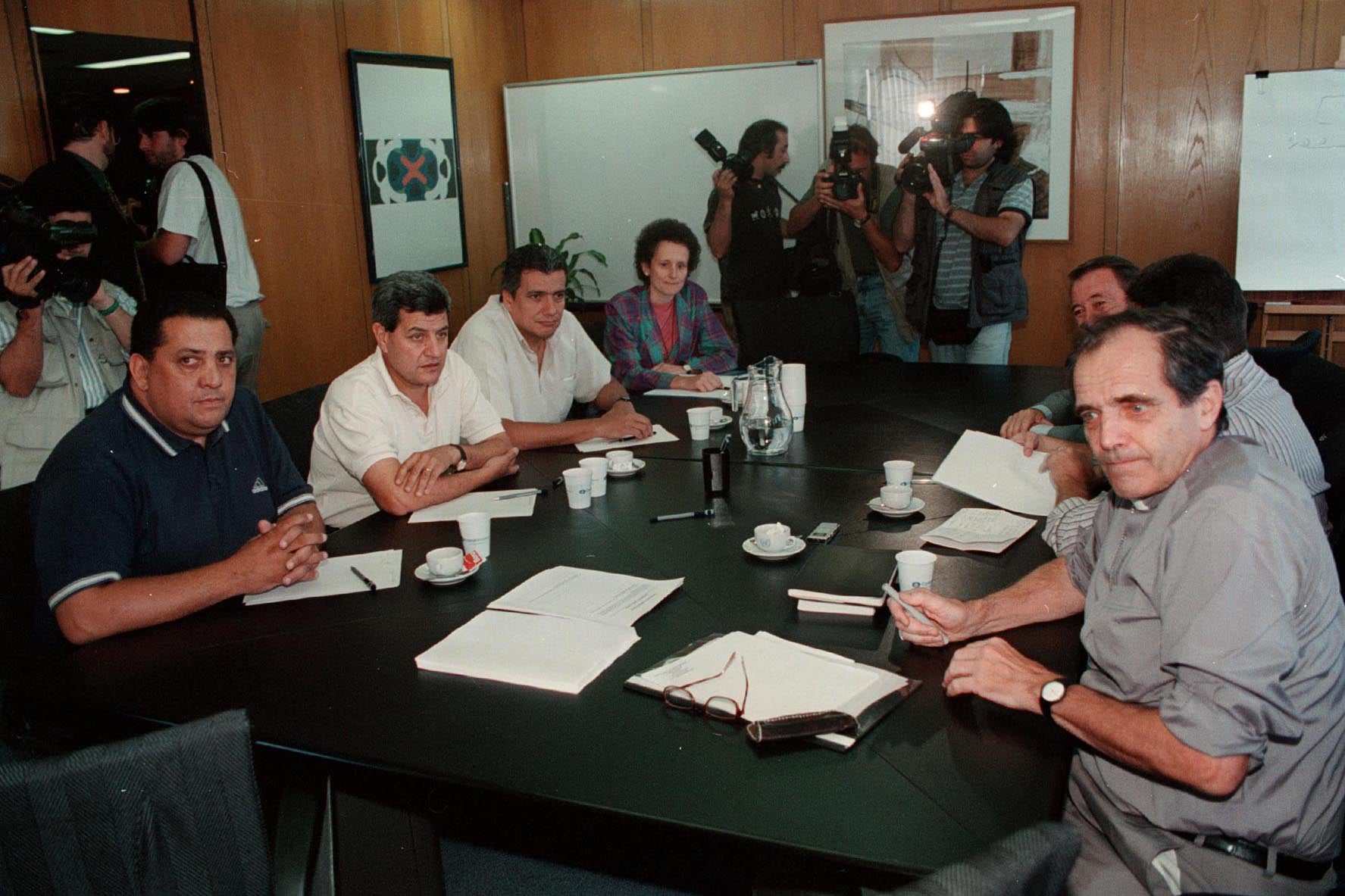 El obispo Jorge Casaretto junto a Luis D`Elia y Victor De Gennaro en una reunión del Diálogo Argentino en enero de 2002.  