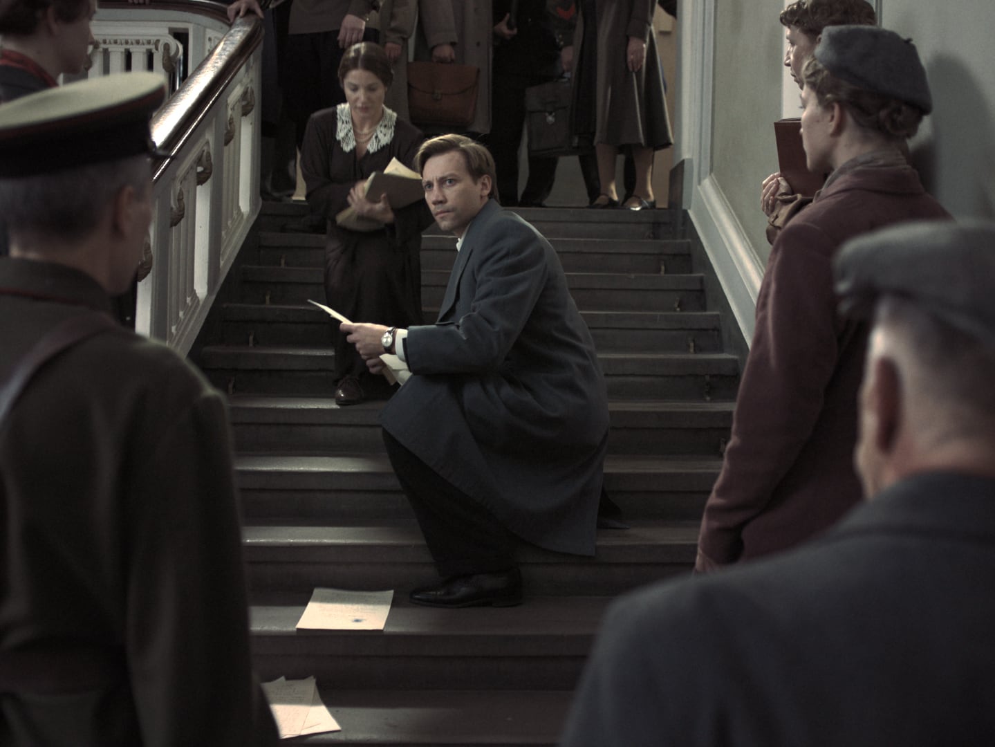 El fiscal Kornyev (Alexander Kuznetsov) no comprende su realidad histórica. 