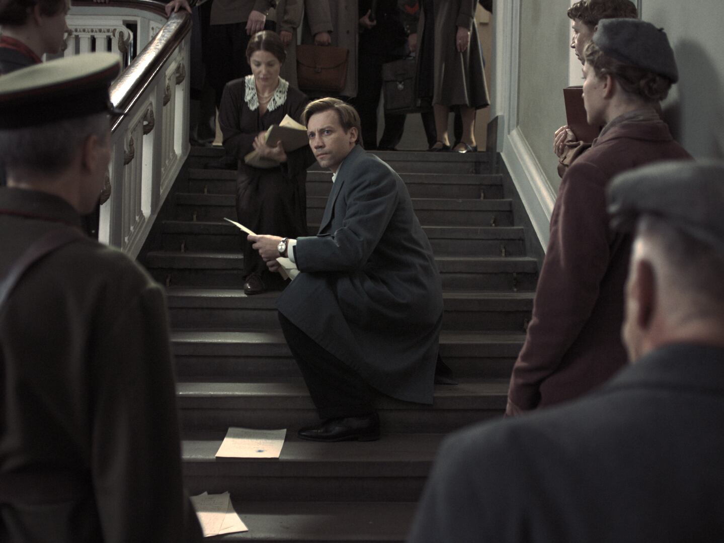 El fiscal Kornyev (Alexander Kuznetsov) no comprende su realidad histórica. 