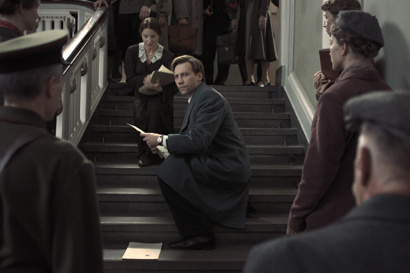 El fiscal Kornyev (Alexander Kuznetsov) no comprende su realidad histórica.