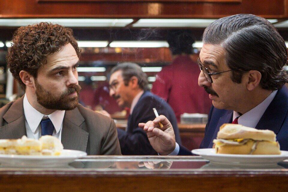 Peter Lanzani y Ricardo Darín, Luis Moreno Ocampo y César Strassera en la ficción.