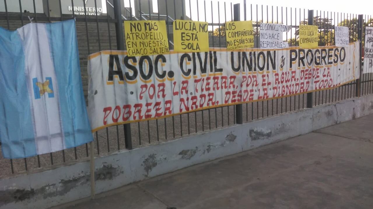 Lucía Ruiz junto a funcionarios de la Defensoría.