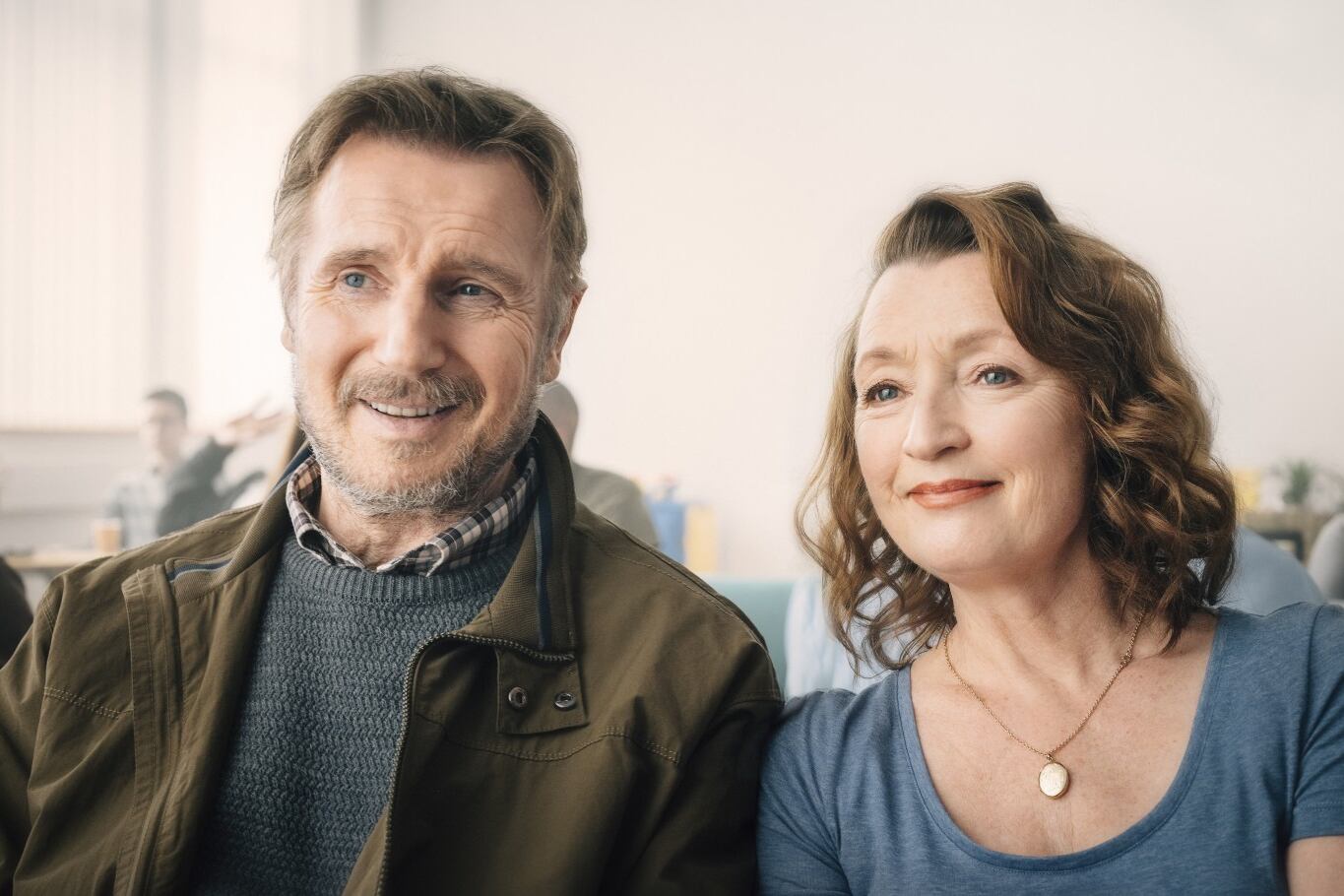 Liam Neeson y Lesley Manville le ponen el cuerpo a una película que gracias a ellos sortea los golpes bajos.