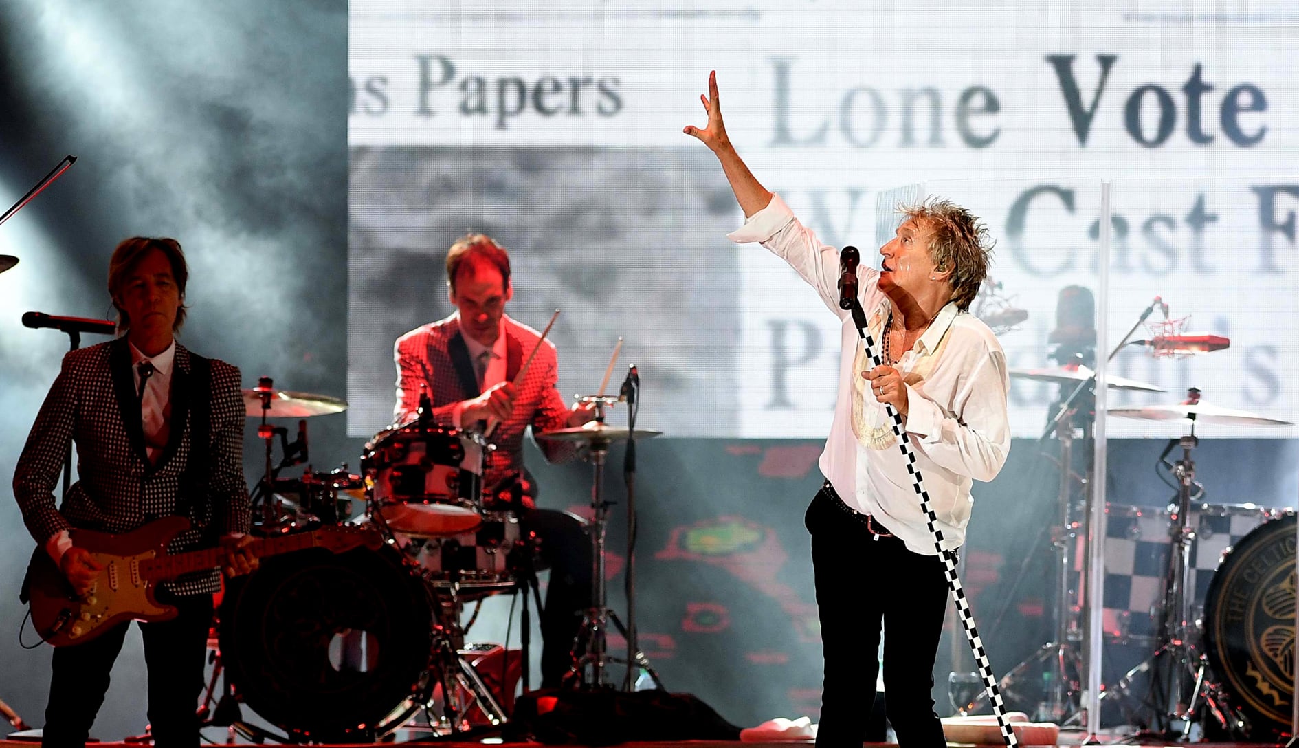 Rod Stewart, a los 73 años, desplegó su espíritu desfachatado y sensiblero.