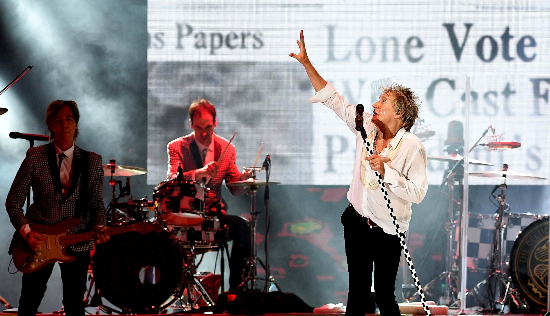 Rod Stewart, a los 73 años, desplegó su espíritu desfachatado y sensiblero.