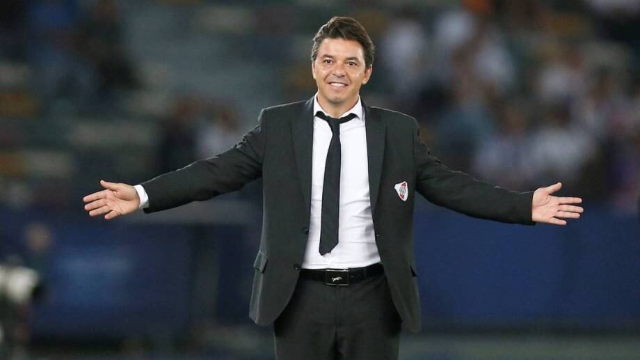 El DT Marcelo Gallardo y su emblemático saco ganador.