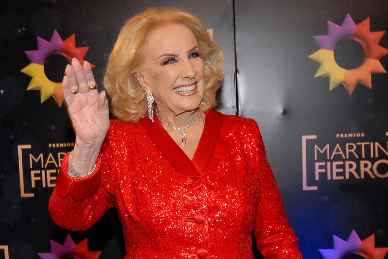 En 1927 nace la figura más perdurable del espectáculo argentino: Mirtha Legrand. Llega al mundo como Rosa María Juana Martínez Suárez en Villa Cañás, Santa Fe.