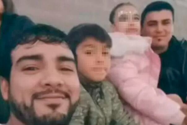 Los hermanos Linares fallecidos con sus hijos.