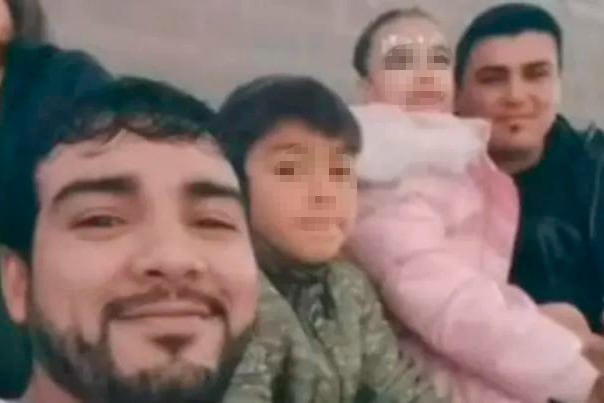Los hermanos Linares fallecidos con sus hijos.