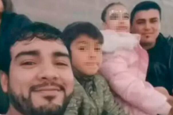 Los hermanos Linares fallecidos con sus hijos.