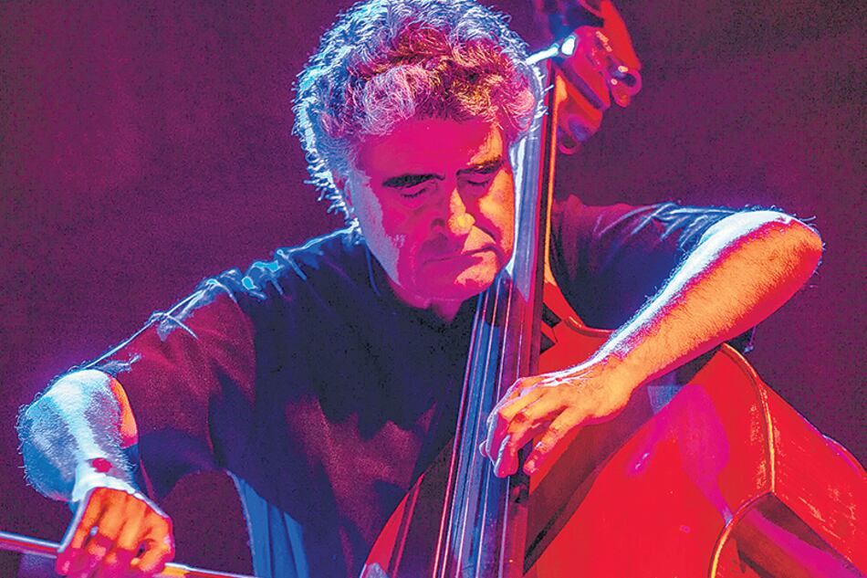 Desde la improvisación jazzera, la música de García-Fons se nutre de rock, blues, tango y flamenco.