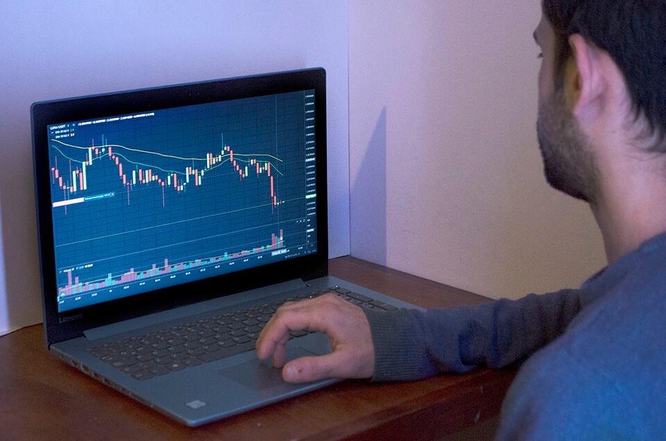 Los "mineros" agrupan transaciones en bloque de forma permanente.