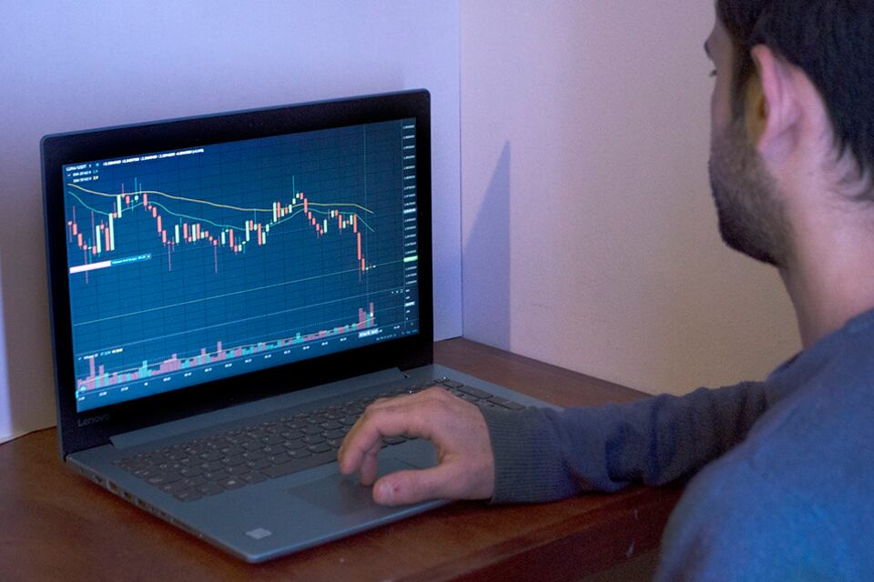 Los "mineros" agrupan transaciones en bloque de forma permanente.