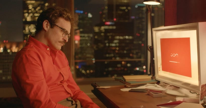 La película "Her", del 2013, imaginó un mundo donde Joaquin Phoenix se enamora de una IA. A ella (Scarlett Johansson) solo le conocemos la voz. Eventualmente se aburre de él y lo deja.