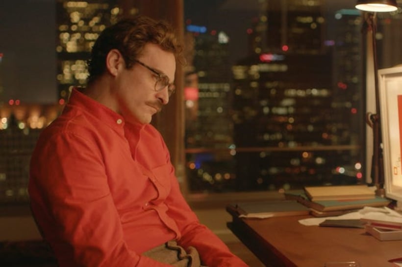 La película "Her", del 2013, imaginó un mundo donde Joaquin Phoenix se enamora de una IA. A ella (Scarlett Johansson) solo le conocemos la voz. Eventualmente se aburre de él y lo deja.