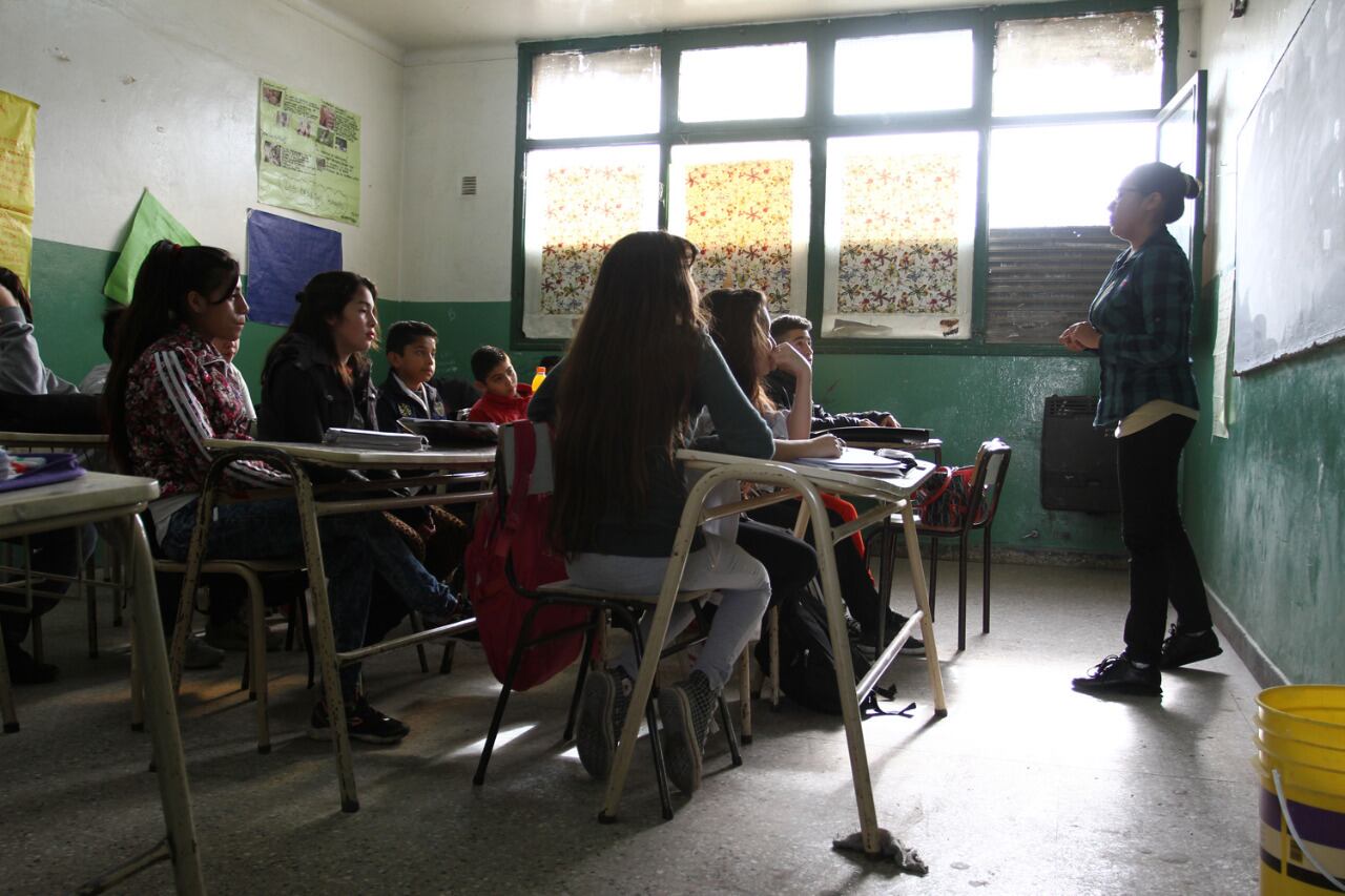 Sólo un 43 por ciento de los jovenes que viven en los hogares con menores ingresos logró graduarse.