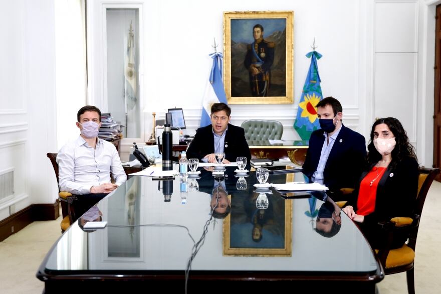 El gobernador Axel Kicillof junto a sus funcionarios.
