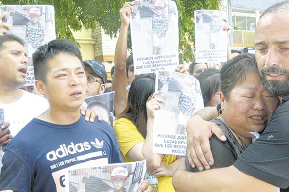Los familiares del pequeño Lucas Lin, desbordados por el dolor.