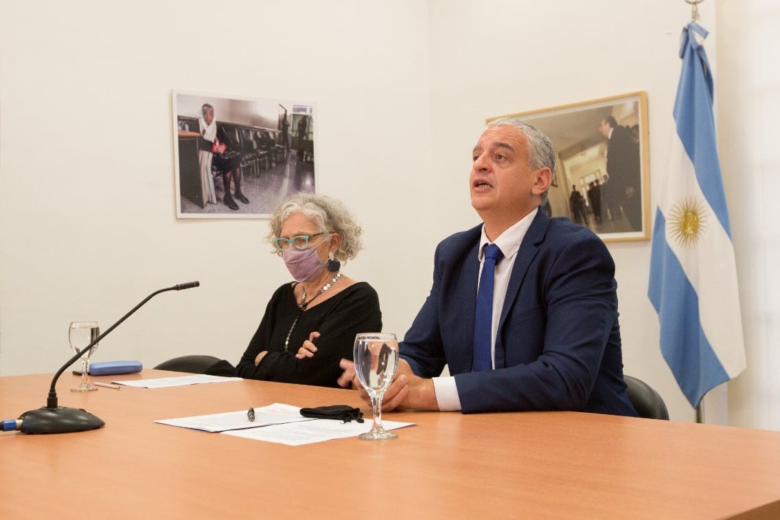 Alejandra Naftal, directora del Museo de Memoria ESMA, y el secretario de Derechos Humanos, Horacio Pietragalla Corti.