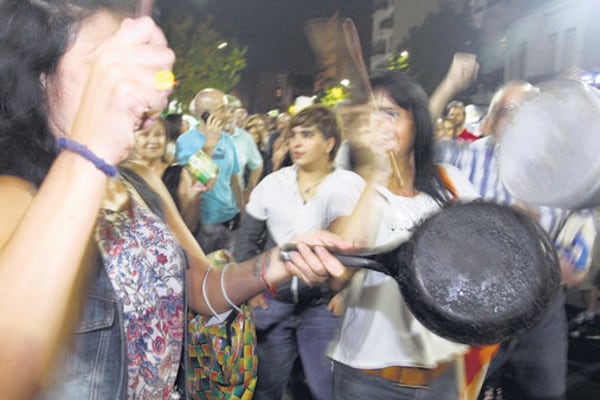 “Abajo el tarifazo criminal”, reclamó una vecina de Boedo. “Que no gobiernen más para los ricos.”