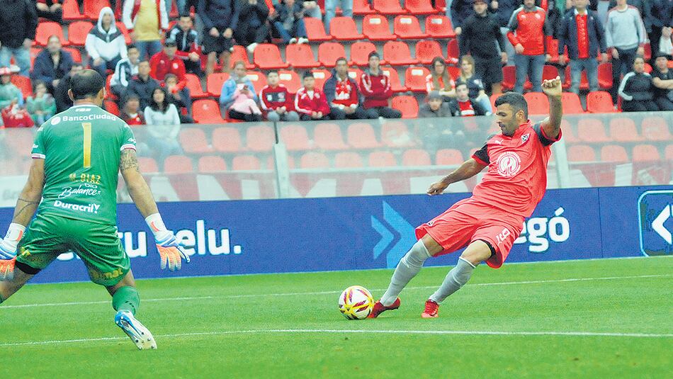 Gigliotti ayer se despachó con dos goles. El Rojo lució una camiseta color “coral” por el Día Internacional de la Lucha contra el Cáncer de Mama.