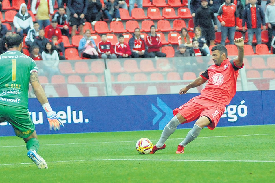Gigliotti ayer se despachó con dos goles. El Rojo lució una camiseta color “coral” por el Día Internacional de la Lucha contra el Cáncer de Mama.