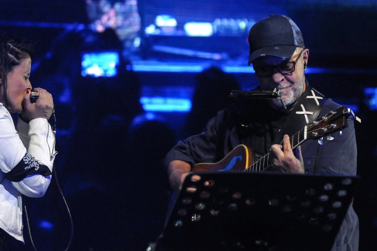 León Gieco, como antes Luis Alberto Spinetta, se "cargó al hombro" la bandera de Conduciendo a Conciencia. 