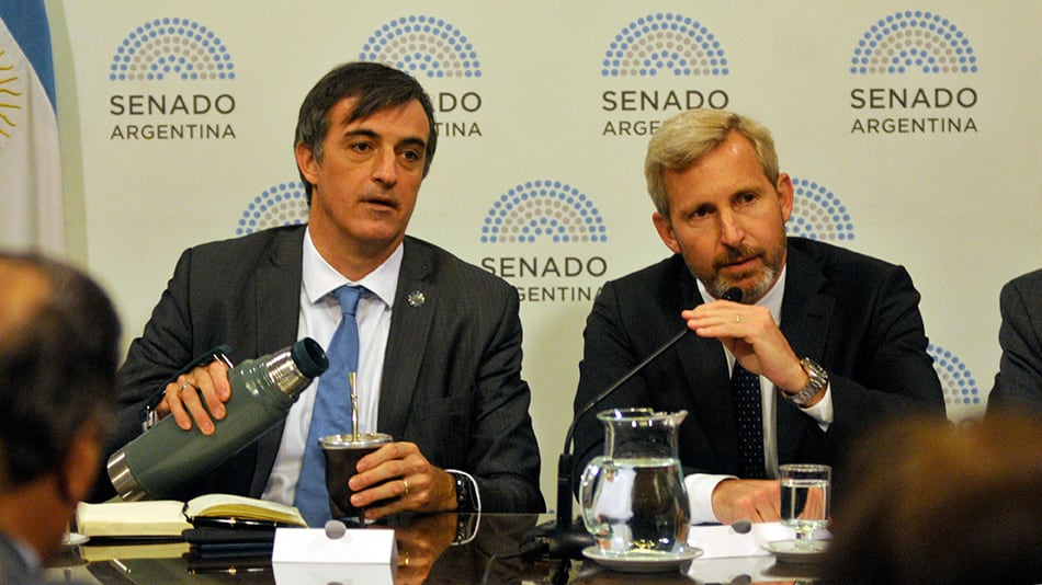 El ministro Rogelio Frigerio, acompañado por el presidente de la Comisión de Presupuesto, Esteban Bullrich.