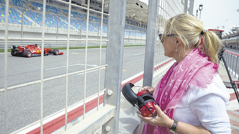 Corina Schumacher, mamá de Mick y esposa de Michael, mira a su hijo en la pista de Bahréin.