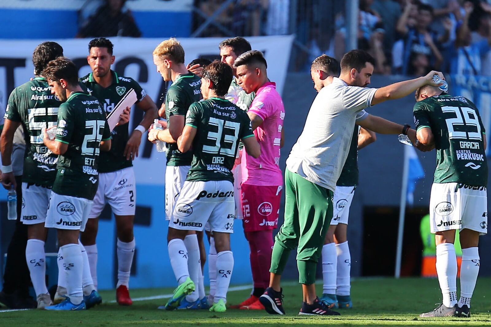 Los jugadores de Sarmiento, en pleno descanso para hidratarse.