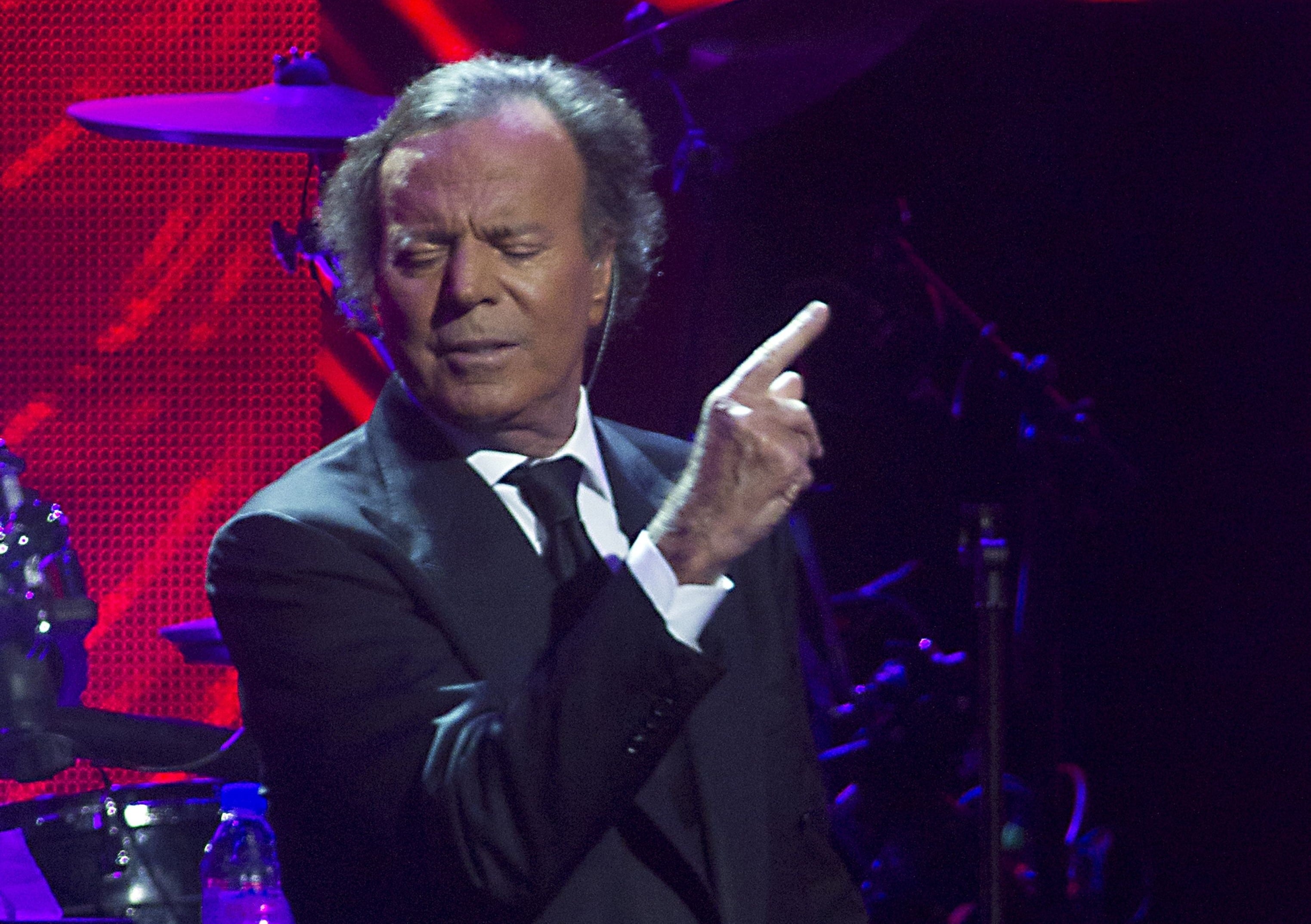 A Julio Iglesias, los memes le parecen "simpáticos, siempre que no sean ofensivos".