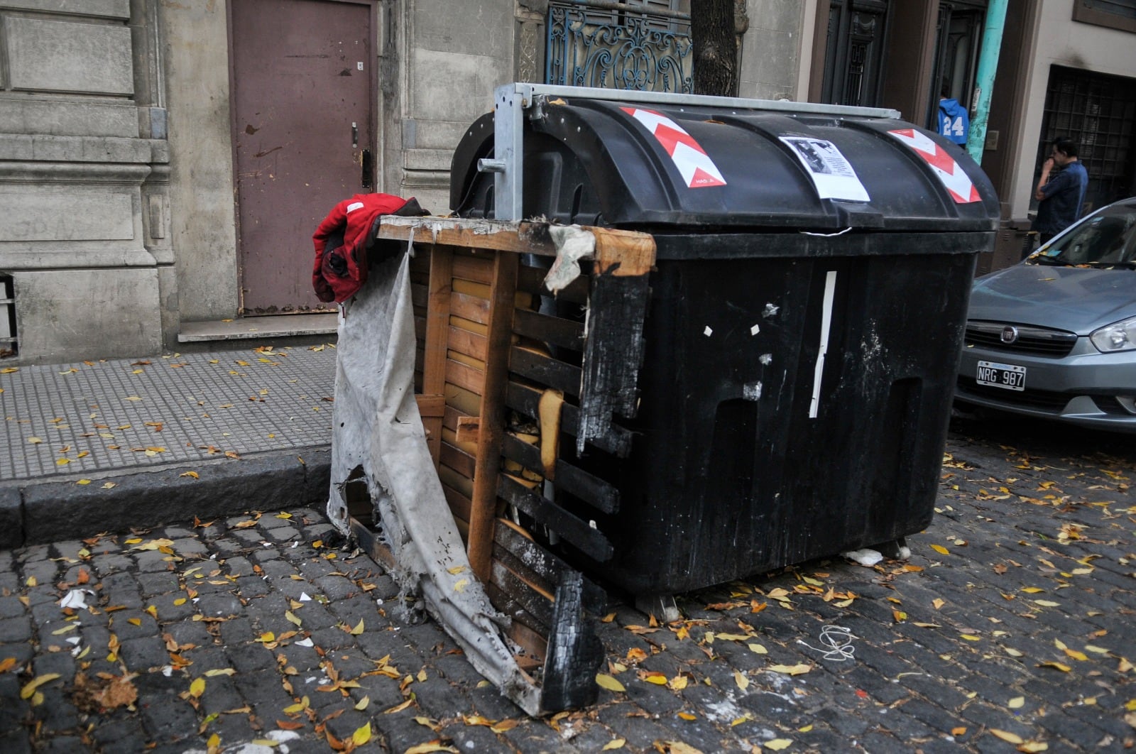 Las pertenencias de las mujeres fueron arrojadas a containers.