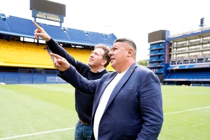 Alejandro Domínguez y Chiqui Tapia en el césped de la Bombonera.