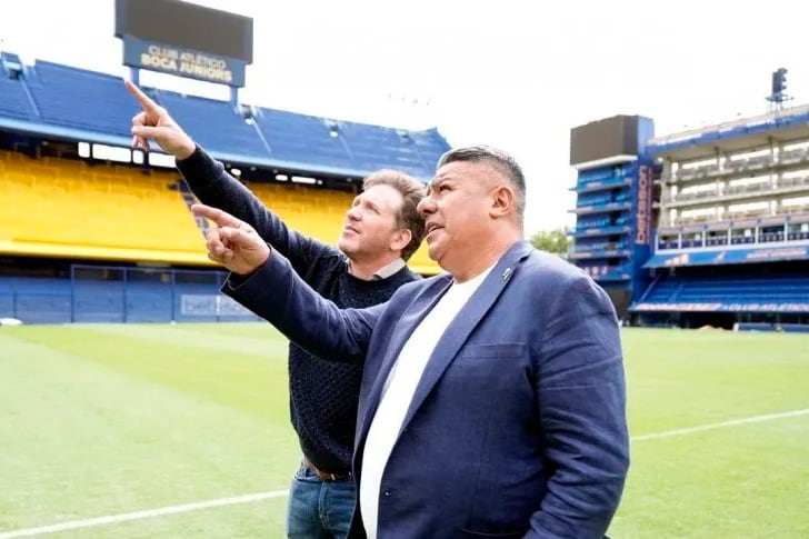 Alejandro Domínguez y Chiqui Tapia en el césped de la Bombonera.