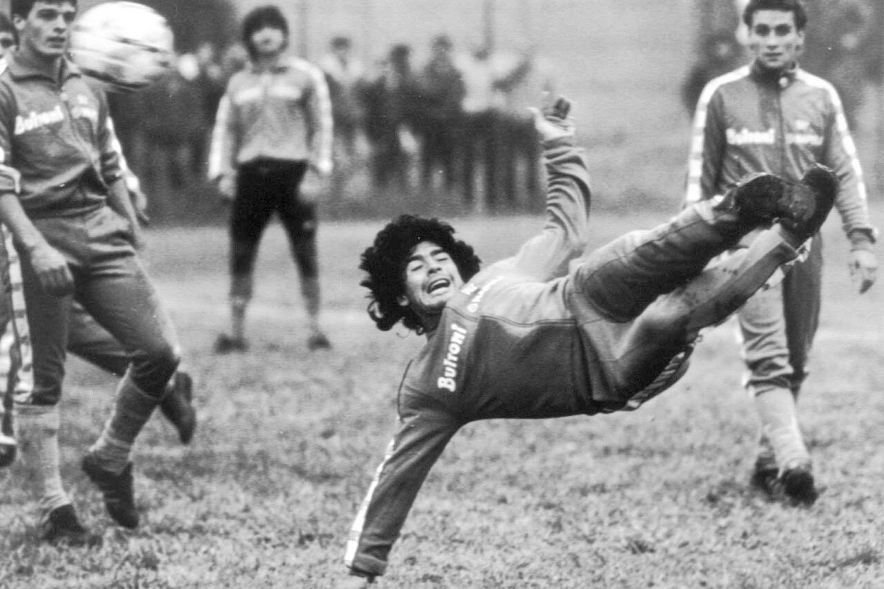 "La última mentira que contamos de él es que murió, porque la verdad es que vivirá para siempre", advierte Diego Román.