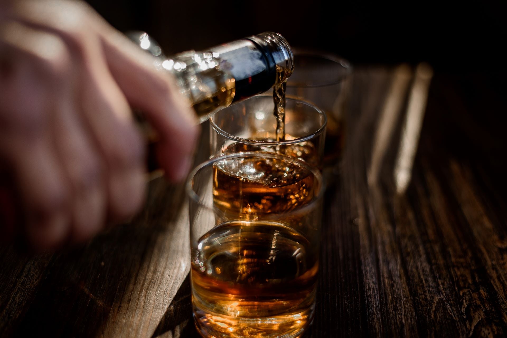 El whisky es una bebida alcohólica obtenida por la destilación de la malta fermentada. (Foto: Freepik)
