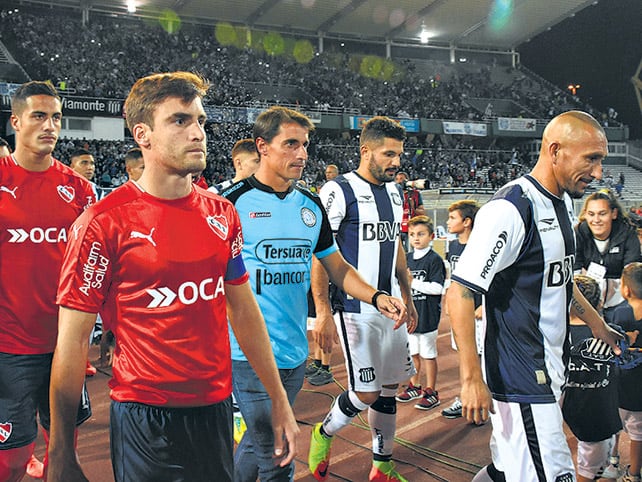 Independiente, Belgrano y Talleres salen juntos a la cancha.