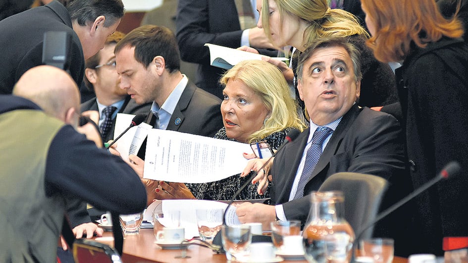 El radical Mario Negri junto a Elisa Carrió (CC), impulsores de la embestida contra De Vido.