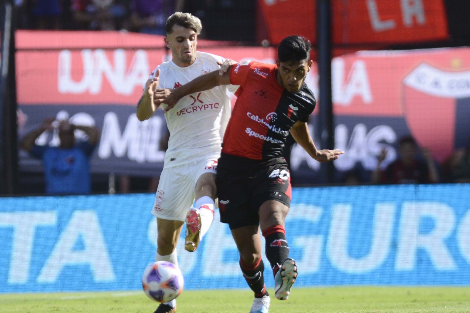 La pelota fue muy disputada en el mediocampo 